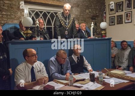 Die jährliche Wahl des neuen Portreeve von Laugharne findet am ersten Montag nach Michaelmas statt und findet im Großen Hof des Rathauses statt. 2019 wurde David Lynn Jones der neu gewählte Portreeve. Hier zu sehen (oben stehende Reihe von Männern), die seine Bürokette aus massiven goldenen Miniatur-Cockleshells trugen. Eine von jedem neuen Portreeve hinzugefügt, mit Namen und Datum der Amtszeit auf der Rückseite. Laugharne, Carmarthen, Wales, 30. September 2019 Vereinigtes Königreich 2010er HOMER SYKES Stockfoto