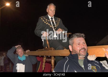 Die jährliche Wahl des neuen Portreeve von Laugharne findet am ersten Montag nach Michaelmas im Großen Hof des Rathauses statt. Im Jahr 2019 wurde David Lynn Jones der neu gewählte Portreeve, wie es üblich ist, wird er dreimal schulterhoch um das Rathaus getragen. Hier gesehen, in seiner Bürokette, bestehend aus massiven goldenen Miniatur-Cockleshells. Eine von jedem neuen Portreeve hinzugefügt, mit Namen und Datum der Amtszeit auf der Rückseite. Laugharne, Carmarthen, Wales, 30. September 2019 Vereinigtes Königreich 2010er HOMER SYKES Stockfoto