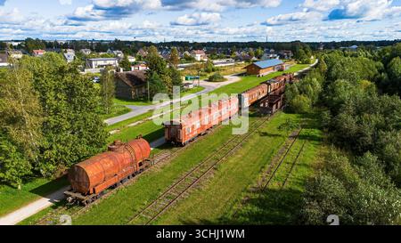 Aus der Vogelperspektive des Eisenbahnmuseums Haapsalu im Bahnhof der Stadt an der Westküste Estlands entlang der Ostsee Stockfoto