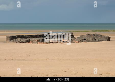 Überreste einer Pillbox aus dem 2. Weltkrieg an einem Sandstrand bei Titchwell, North Norfolk Stockfoto