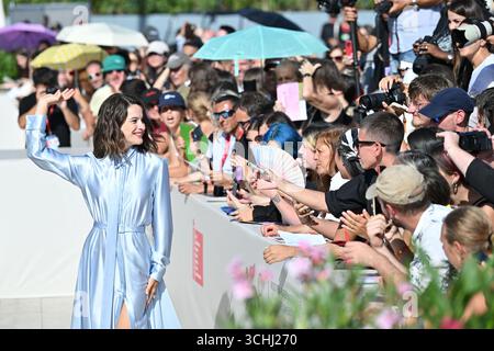 Venedig, Italien. September 2025. Rebecca Marder besuchte die L’Etranger Premiere im Rahmen des 82. Internationalen Filmfestivals von Venedig am 2. September 2025 im Lido in Venedig. Foto: Aurore Marechal/ABACAPRESS.COM Credit: Abaca Press/Alamy Live News Stockfoto