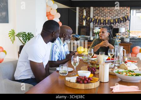 Wir feiern den Ruhestand, Freunde teilen Essen und Trinken, erzählen Geschichten zu Hause Stockfoto