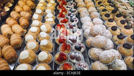 Italienische Konditorei. Auswahl köstlicher italienischer Desserts im Schaufenster einer Konditorei. Italienisches Essenskonzept. Frische und leckere Produkte. Stockfoto