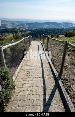Blick auf die Lavandário in Cunha, São Paulo, Brasilien, mit lebhaften Lavendelfeldern unter klarem Himmel, eine beliebte Touristenattraktion mit malerischer Aussicht Stockfoto