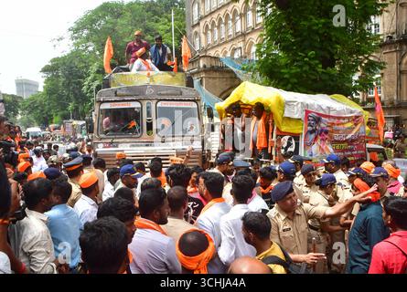 MUMBAI, INDIEN - 2. SEPTEMBER: Schwerer Polizeieinsatz außerhalb der CSMT-Unterstützer und Mitglieder der Maratha-Gemeinschaft versammelten sich in Azad Maidan, um den Maratha-Quotenaktivisten Manoj Jarange Patil während seines Hungerstreiks zu unterstützen, um am 2. September 2025 in Mumbai, Indien, eine Maratha-Reservierung zu fordern. Manoj Jarange Patil war in einem Hungerstreik, um die Reservierung von Arbeitsplätzen und Bildung für Marathas zu fordern, die zur Region Marathwada und im Westen Maharashtra gehören. Die Regierung hat gesagt, sie unternimmt proaktive Schritte, um das Problem der Reservierung zu lösen. (Foto: Bhushan Koyande/Hindustan Times/SIPA USA) Stockfoto