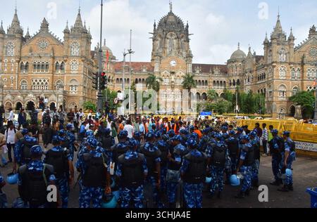 MUMBAI, INDIEN - 2. SEPTEMBER: Schwerer Polizeieinsatz außerhalb der CSMT-Unterstützer und Mitglieder der Maratha-Gemeinschaft versammelten sich in Azad Maidan, um den Maratha-Quotenaktivisten Manoj Jarange Patil während seines Hungerstreiks zu unterstützen, um am 2. September 2025 in Mumbai, Indien, eine Maratha-Reservierung zu fordern. Manoj Jarange Patil war in einem Hungerstreik, um die Reservierung von Arbeitsplätzen und Bildung für Marathas zu fordern, die zur Region Marathwada und im Westen Maharashtra gehören. Die Regierung hat gesagt, sie unternimmt proaktive Schritte, um das Problem der Reservierung zu lösen. (Foto: Bhushan Koyande/Hindustan Times/SIPA USA) Stockfoto