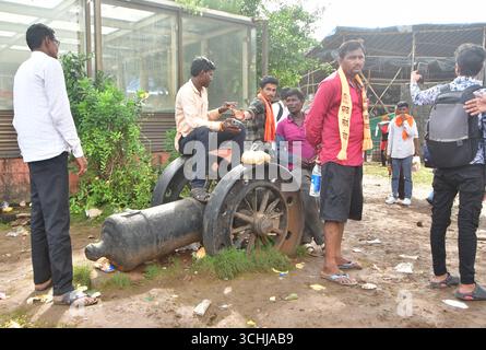 MUMBAI, INDIEN - 2. SEPTEMBER: Schwerer Polizeieinsatz außerhalb der CSMT-Unterstützer und Mitglieder der Maratha-Gemeinschaft versammelten sich in Azad Maidan, um den Maratha-Quotenaktivisten Manoj Jarange Patil während seines Hungerstreiks zu unterstützen, um am 2. September 2025 in Mumbai, Indien, eine Maratha-Reservierung zu fordern. Manoj Jarange Patil war in einem Hungerstreik, um die Reservierung von Arbeitsplätzen und Bildung für Marathas zu fordern, die zur Region Marathwada und im Westen Maharashtra gehören. Die Regierung hat gesagt, sie unternimmt proaktive Schritte, um das Problem der Reservierung zu lösen. (Foto: Bhushan Koyande/Hindustan Times/SIPA USA) Stockfoto
