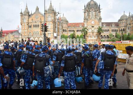 MUMBAI, INDIEN - 2. SEPTEMBER: Schwerer Polizeieinsatz außerhalb der CSMT-Unterstützer und Mitglieder der Maratha-Gemeinschaft versammelten sich in Azad Maidan, um den Maratha-Quotenaktivisten Manoj Jarange Patil während seines Hungerstreiks zu unterstützen, um am 2. September 2025 in Mumbai, Indien, eine Maratha-Reservierung zu fordern. Manoj Jarange Patil war in einem Hungerstreik, um die Reservierung von Arbeitsplätzen und Bildung für Marathas zu fordern, die zur Region Marathwada und im Westen Maharashtra gehören. Die Regierung hat gesagt, sie unternimmt proaktive Schritte, um das Problem der Reservierung zu lösen. (Foto: Bhushan Koyande/Hindustan Times/SIPA USA) Stockfoto