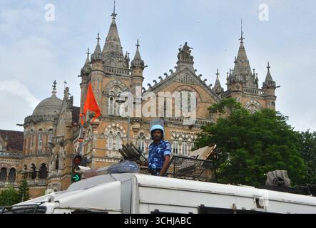 MUMBAI, INDIEN - 2. SEPTEMBER: Schwerer Polizeieinsatz außerhalb der CSMT-Unterstützer und Mitglieder der Maratha-Gemeinschaft versammelten sich in Azad Maidan, um den Maratha-Quotenaktivisten Manoj Jarange Patil während seines Hungerstreiks zu unterstützen, um am 2. September 2025 in Mumbai, Indien, eine Maratha-Reservierung zu fordern. Manoj Jarange Patil war in einem Hungerstreik, um die Reservierung von Arbeitsplätzen und Bildung für Marathas zu fordern, die zur Region Marathwada und im Westen Maharashtra gehören. Die Regierung hat gesagt, sie unternimmt proaktive Schritte, um das Problem der Reservierung zu lösen. (Foto: Bhushan Koyande/Hindustan Times/SIPA USA) Stockfoto
