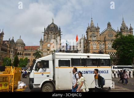 MUMBAI, INDIEN - 2. SEPTEMBER: Schwerer Polizeieinsatz außerhalb der CSMT-Unterstützer und Mitglieder der Maratha-Gemeinschaft versammelten sich in Azad Maidan, um den Maratha-Quotenaktivisten Manoj Jarange Patil während seines Hungerstreiks zu unterstützen, um am 2. September 2025 in Mumbai, Indien, eine Maratha-Reservierung zu fordern. Manoj Jarange Patil war in einem Hungerstreik, um die Reservierung von Arbeitsplätzen und Bildung für Marathas zu fordern, die zur Region Marathwada und im Westen Maharashtra gehören. Die Regierung hat gesagt, sie unternimmt proaktive Schritte, um das Problem der Reservierung zu lösen. (Foto: Bhushan Koyande/Hindustan Times/SIPA USA) Stockfoto