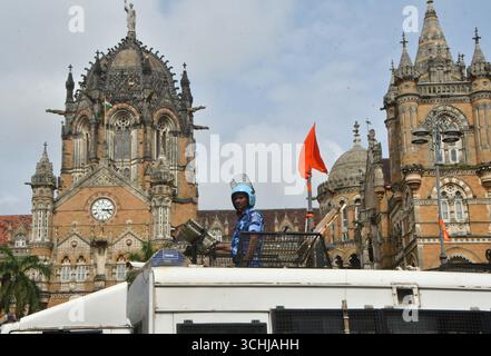 MUMBAI, INDIEN - 2. SEPTEMBER: Schwerer Polizeieinsatz außerhalb der CSMT-Unterstützer und Mitglieder der Maratha-Gemeinschaft versammelten sich in Azad Maidan, um den Maratha-Quotenaktivisten Manoj Jarange Patil während seines Hungerstreiks zu unterstützen, um am 2. September 2025 in Mumbai, Indien, eine Maratha-Reservierung zu fordern. Manoj Jarange Patil war in einem Hungerstreik, um die Reservierung von Arbeitsplätzen und Bildung für Marathas zu fordern, die zur Region Marathwada und im Westen Maharashtra gehören. Die Regierung hat gesagt, sie unternimmt proaktive Schritte, um das Problem der Reservierung zu lösen. (Foto: Bhushan Koyande/Hindustan Times/SIPA USA) Stockfoto