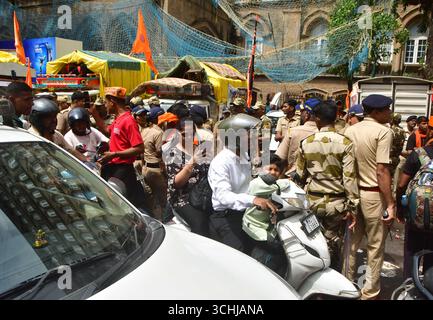 MUMBAI, INDIEN - 2. SEPTEMBER: Schwerer Polizeieinsatz außerhalb der CSMT-Unterstützer und Mitglieder der Maratha-Gemeinschaft versammelten sich in Azad Maidan, um den Maratha-Quotenaktivisten Manoj Jarange Patil während seines Hungerstreiks zu unterstützen, um am 2. September 2025 in Mumbai, Indien, eine Maratha-Reservierung zu fordern. Manoj Jarange Patil war in einem Hungerstreik, um die Reservierung von Arbeitsplätzen und Bildung für Marathas zu fordern, die zur Region Marathwada und im Westen Maharashtra gehören. Die Regierung hat gesagt, sie unternimmt proaktive Schritte, um das Problem der Reservierung zu lösen. (Foto: Bhushan Koyande/Hindustan Times/SIPA USA) Stockfoto