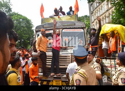 MUMBAI, INDIEN - 2. SEPTEMBER: Schwerer Polizeieinsatz außerhalb der CSMT-Unterstützer und Mitglieder der Maratha-Gemeinschaft versammelten sich in Azad Maidan, um den Maratha-Quotenaktivisten Manoj Jarange Patil während seines Hungerstreiks zu unterstützen, um am 2. September 2025 in Mumbai, Indien, eine Maratha-Reservierung zu fordern. Manoj Jarange Patil war in einem Hungerstreik, um die Reservierung von Arbeitsplätzen und Bildung für Marathas zu fordern, die zur Region Marathwada und im Westen Maharashtra gehören. Die Regierung hat gesagt, sie unternimmt proaktive Schritte, um das Problem der Reservierung zu lösen. (Foto: Bhushan Koyande/Hindustan Times/SIPA USA) Stockfoto