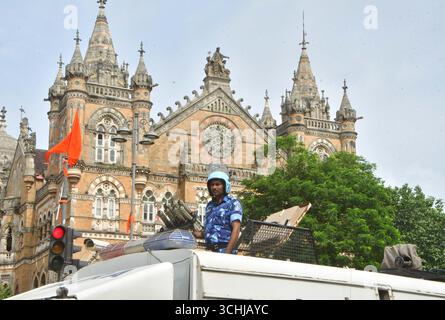 MUMBAI, INDIEN - 2. SEPTEMBER: Schwerer Polizeieinsatz außerhalb der CSMT-Unterstützer und Mitglieder der Maratha-Gemeinschaft versammelten sich in Azad Maidan, um den Maratha-Quotenaktivisten Manoj Jarange Patil während seines Hungerstreiks zu unterstützen, um am 2. September 2025 in Mumbai, Indien, eine Maratha-Reservierung zu fordern. Manoj Jarange Patil war in einem Hungerstreik, um die Reservierung von Arbeitsplätzen und Bildung für Marathas zu fordern, die zur Region Marathwada und im Westen Maharashtra gehören. Die Regierung hat gesagt, sie unternimmt proaktive Schritte, um das Problem der Reservierung zu lösen. (Foto: Bhushan Koyande/Hindustan Times/SIPA USA) Stockfoto