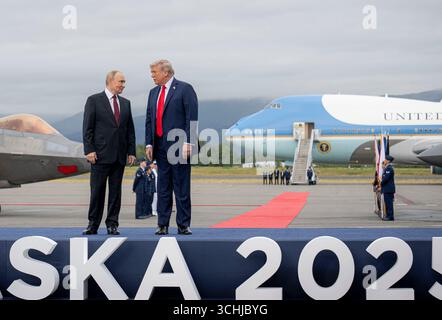 ANCHORAGE, ALASKA, USA - 15. August 2025 - US-Präsident Donald Trump und russischer Präsident Wladimir Putin auf der Joint Base Elmendorf Richardson in Anchor Stockfoto