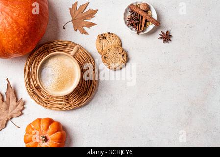 Herbstkonzept-Design mit scharfem heißem Kaffeegetränk, Kürbissen, Keksen und herbstlichen Ahornblättern auf weißem Hintergrund, Draufsicht, Kopierraum. Gemütliche Herbstkulisse Stockfoto