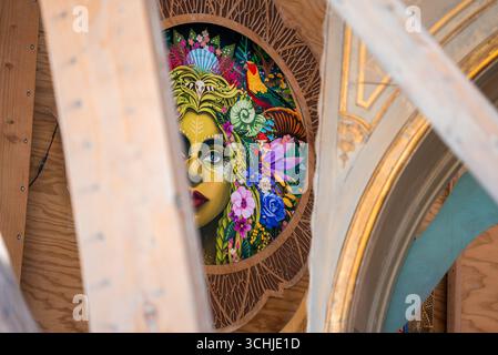 Kreisförmiges Kunstwerk mit Naturmotiven beim Burning man Festival 2025 Stockfoto