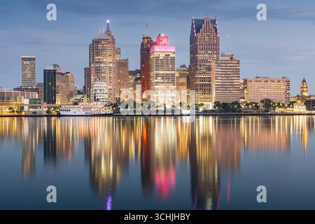 Skyline von Detroit, Michigan, USA bei Sonnenaufgang am Detroit River. Stockfoto