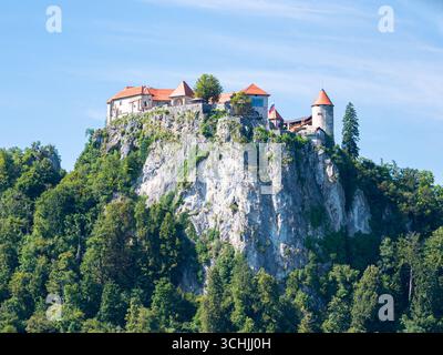 Das malerische Schloss von Bled (Slowenisch: Blejski Grad), hoch oben auf einem Felsen am See. Stockfoto