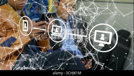 Smartphones abklopfen, Frau in Lederjacke, Mann in Jacke sitzend im Bus und zeigt Netzwerküberlagerung Stockfoto