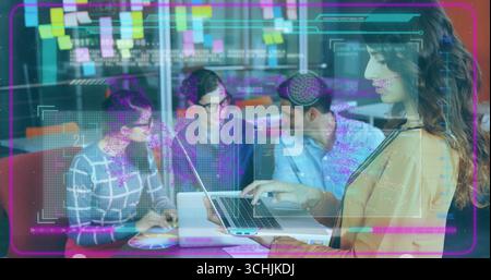 Stehende Frau im Senfblazer, die einen Laptop in der Bürolounge überprüft, mit Haftnotizen, Kopierraum Stockfoto