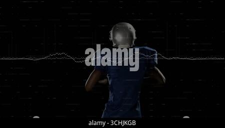 Hält Fußball, Spieler in blauem Trikot und Helm im Studio mit Wellenform und digitalen Scanlinien Stockfoto