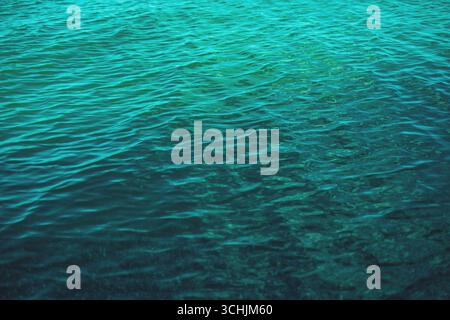 Textur des blauen Ozeans oder Meerwassers Stockfoto