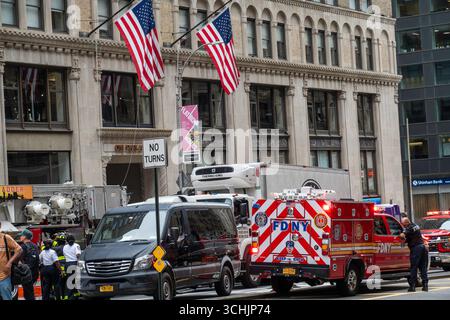 Der Selbstmord eines Mannes an der U-Bahn-Station East 33rd Street brachte eine große Anzahl von Ersthelfern in die Gegend, 2025, Manhattan, NYC, USA Stockfoto