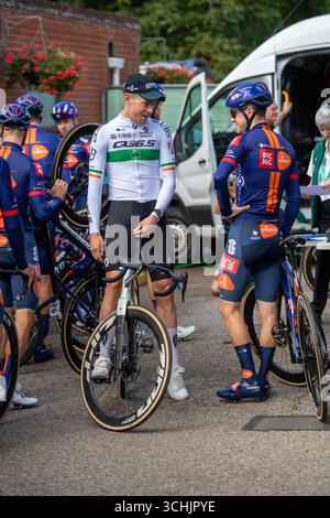 Suffolk, Großbritannien. September 2025. Oscar Onley vom Team Picknick chatten mit Rory Townsend Q36.5 Pro Cycling Team in Phase 1 Woodbridge Credit: GUE Studios/Alamy Live News Stockfoto