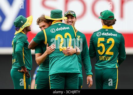 Headingley Cricket Ground, Leeds am Dienstag, den 2. September 2025. Der südafrikanische Wiaan Mulder wird dafür gratuliert, dass er am Dienstag, den 2. September 2025, im Headingley Cricket Ground in Leeds das Wicket-Spiel der Metro Bank One Day Series zwischen England und Südafrika erobert hat. (Foto: Stuart Leggett | MI News) Credit: MI News & Sport /Alamy Live News Stockfoto