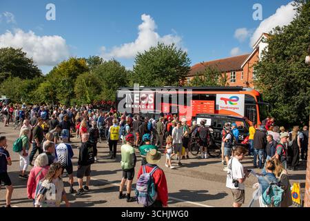 Suffolk, Großbritannien. September 2025. ineos Team Bus bei der 21. Tour of Britain Stage 1 in Woodbridge Suffolk UK. September 2025 Credit: GUE Studios/Alamy Live News Stockfoto