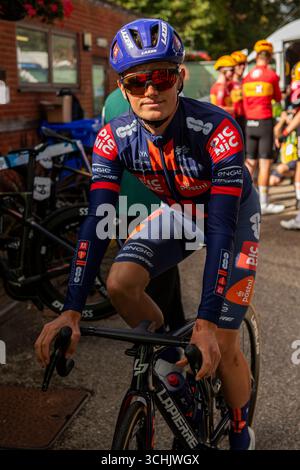 Suffolk, Großbritannien. September 2025. Oscar Onley bei der Tour of Britain am 2. September Woodbridge, nachdem er sich bei den Woodbridge Suffolk präsentiert hatte Credit: Vue Studios/Alamy Live News Stockfoto