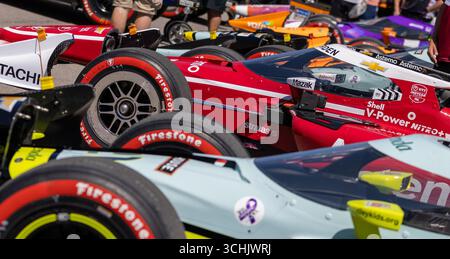 Crew-Mitglieder des Teams Penske Chevrolet bereiten ihren Rennwagen für den Grand Prix von Borchetta Bourbon Music City im LIBANON, TN, USA vor. Stockfoto