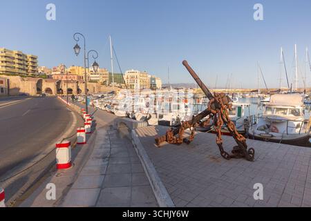 Rostiger Anker und angedockte Boote am Yachthafen von Heraklion in Heraklion Griechenland Stockfoto