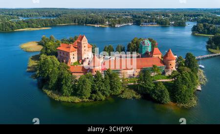 Aus der Vogelperspektive auf die Burg der Insel Trakai am See Galvė bei Vilnius in Litauen, einem der baltischen Staaten Stockfoto