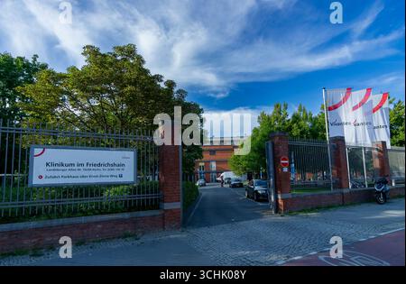 Vivantes Klinikum Friedrichshain mit Eingangsschild, Fahnen und Sommerhimmel in Berlin. Stockfoto
