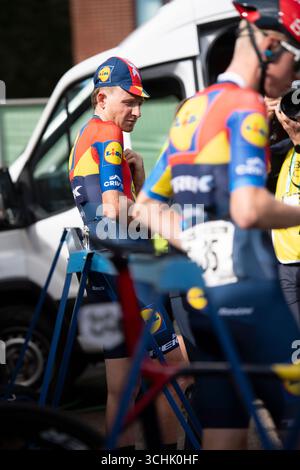 Suffolk, Großbritannien. September 2025. Tao Geoghegan Hart Lidl -Trek wartet darauf, mit seinen Teamkollegen auf der ersten Stufe der Tour of Britain, Woodbridge, Suffolk 2nd Sept präsentiert zu werden. Credit: Vue Studios/Alamy Live News Stockfoto