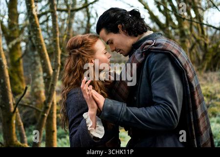 Outlander: Blood of My Blood (2025) mit Jamie Roy und Harriet Slater. Prequel zu „Outlander“, der die Geschichten von Jamie Frasers Eltern im Schottland des 18. Jahrhunderts und Claire Beauchamps Eltern während des Ersten Weltkriegs in England erzählt. Werbefoto aus Staffel 1 Episode 5 „Needfire“ NUR FÜR REDAKTIONELLE ZWECKE. Quelle: BFA / Sanne Gault / Starz Stockfoto