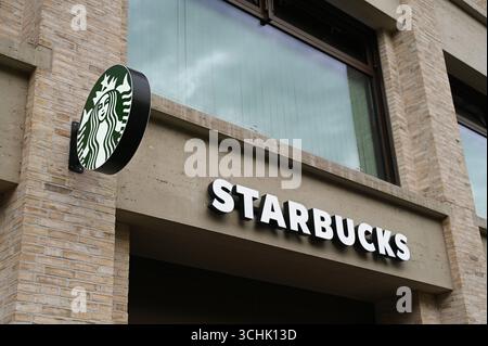 Logo, Schriftzug der US-amerikanischen Kaffeehauskette Starbucks an einer Filiale *** Logo, Schriftzug der US-amerikanischen Kaffeehauskette Starbucks an einer Filiale Stockfoto