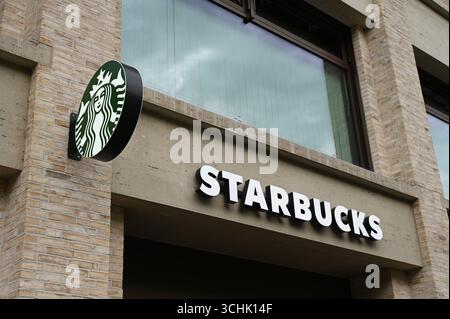 Logo, Schriftzug der US-amerikanischen Kaffeehauskette Starbucks an einer Filiale *** Logo, Schriftzug der US-amerikanischen Kaffeehauskette Starbucks an einer Filiale Stockfoto