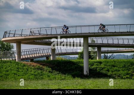 Rampe auf den Liniebrug, eine Fahrrad- und Fußgängerbrücke über den Amsterdam-Rhein-Kanal in der Nähe des Dorfes Nigtechtew, die den Schifffahrtskanal bei überspannt Stockfoto