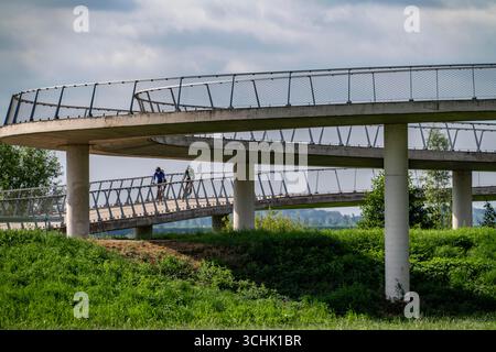 Rampe auf den Liniebrug, eine Fahrrad- und Fußgängerbrücke über den Amsterdam-Rhein-Kanal in der Nähe des Dorfes Nigtechtew, die den Schifffahrtskanal bei überspannt Stockfoto