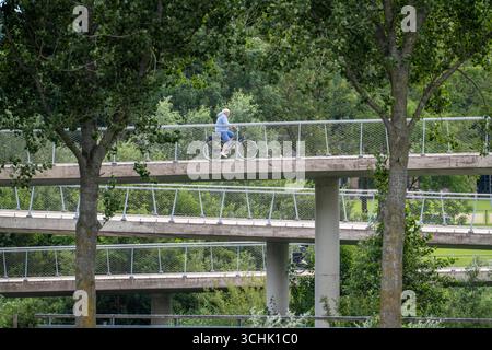 Rampe auf den Liniebrug, eine Fahrrad- und Fußgängerbrücke über den Amsterdam-Rhein-Kanal in der Nähe des Dorfes Nigtechtew, die den Schifffahrtskanal bei überspannt Stockfoto