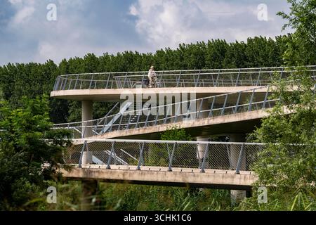 Rampe auf den Liniebrug, eine Fahrrad- und Fußgängerbrücke über den Amsterdam-Rhein-Kanal in der Nähe des Dorfes Nigtechtew, die den Schifffahrtskanal bei überspannt Stockfoto
