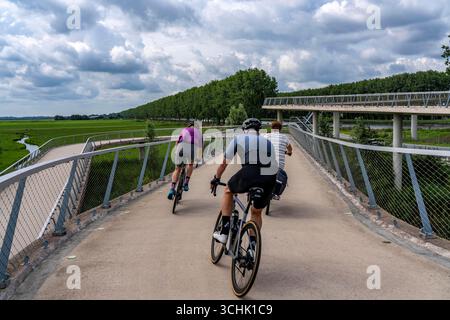 Rampe auf den Liniebrug, eine Fahrrad- und Fußgängerbrücke über den Amsterdam-Rhein-Kanal in der Nähe des Dorfes Nigtechtew, die den Schifffahrtskanal bei überspannt Stockfoto