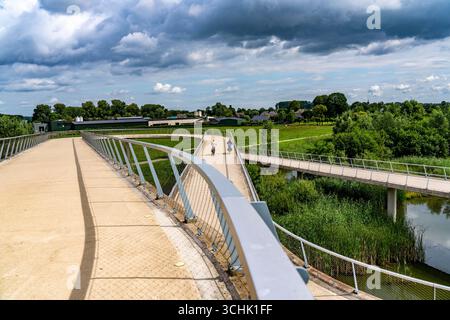 Rampe auf den Liniebrug, eine Fahrrad- und Fußgängerbrücke über den Amsterdam-Rhein-Kanal in der Nähe des Dorfes Nigtechtew, die den Schifffahrtskanal bei überspannt Stockfoto
