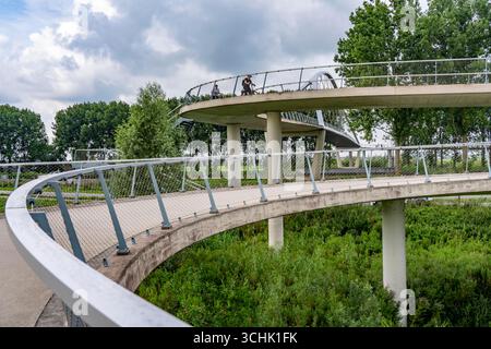 Rampe auf den Liniebrug, eine Fahrrad- und Fußgängerbrücke über den Amsterdam-Rhein-Kanal in der Nähe des Dorfes Nigtechtew, die den Schifffahrtskanal bei überspannt Stockfoto