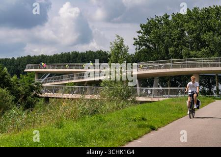 Rampe auf den Liniebrug, eine Fahrrad- und Fußgängerbrücke über den Amsterdam-Rhein-Kanal in der Nähe des Dorfes Nigtechtew, die den Schifffahrtskanal bei überspannt Stockfoto