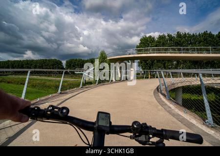 Rampe auf den Liniebrug, eine Fahrrad- und Fußgängerbrücke über den Amsterdam-Rhein-Kanal in der Nähe des Dorfes Nigtechtew, die den Schifffahrtskanal bei überspannt Stockfoto