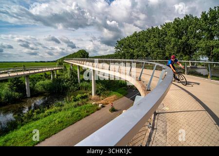 Rampe auf den Liniebrug, eine Fahrrad- und Fußgängerbrücke über den Amsterdam-Rhein-Kanal in der Nähe des Dorfes Nigtechtew, die den Schifffahrtskanal bei überspannt Stockfoto